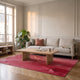 Tapis abstrait rouge dans un salon, sous la table basse
