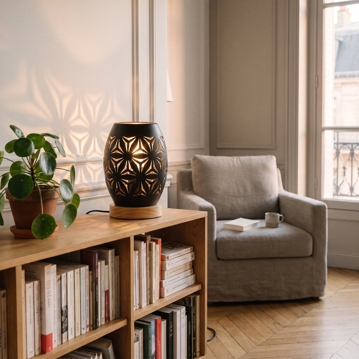 Lampe photophore posée sur une bibliothèque basse, à côté des livres