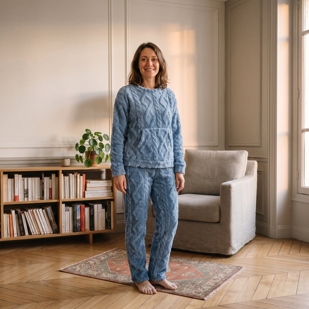 Pyjama polaire bleu gris porté debout dans un coin lecture
