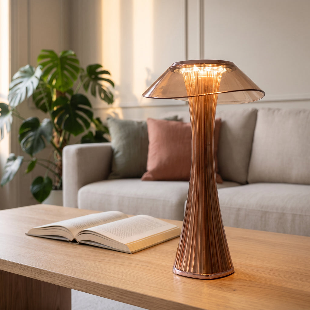Lampe de table LED sans fil rose doré allumée sur une table basse