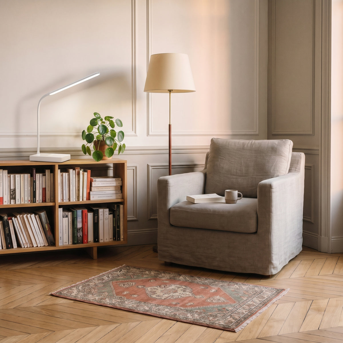 La lampe posée sur une bibliothèque basse, à hauteur d'un pot de plante