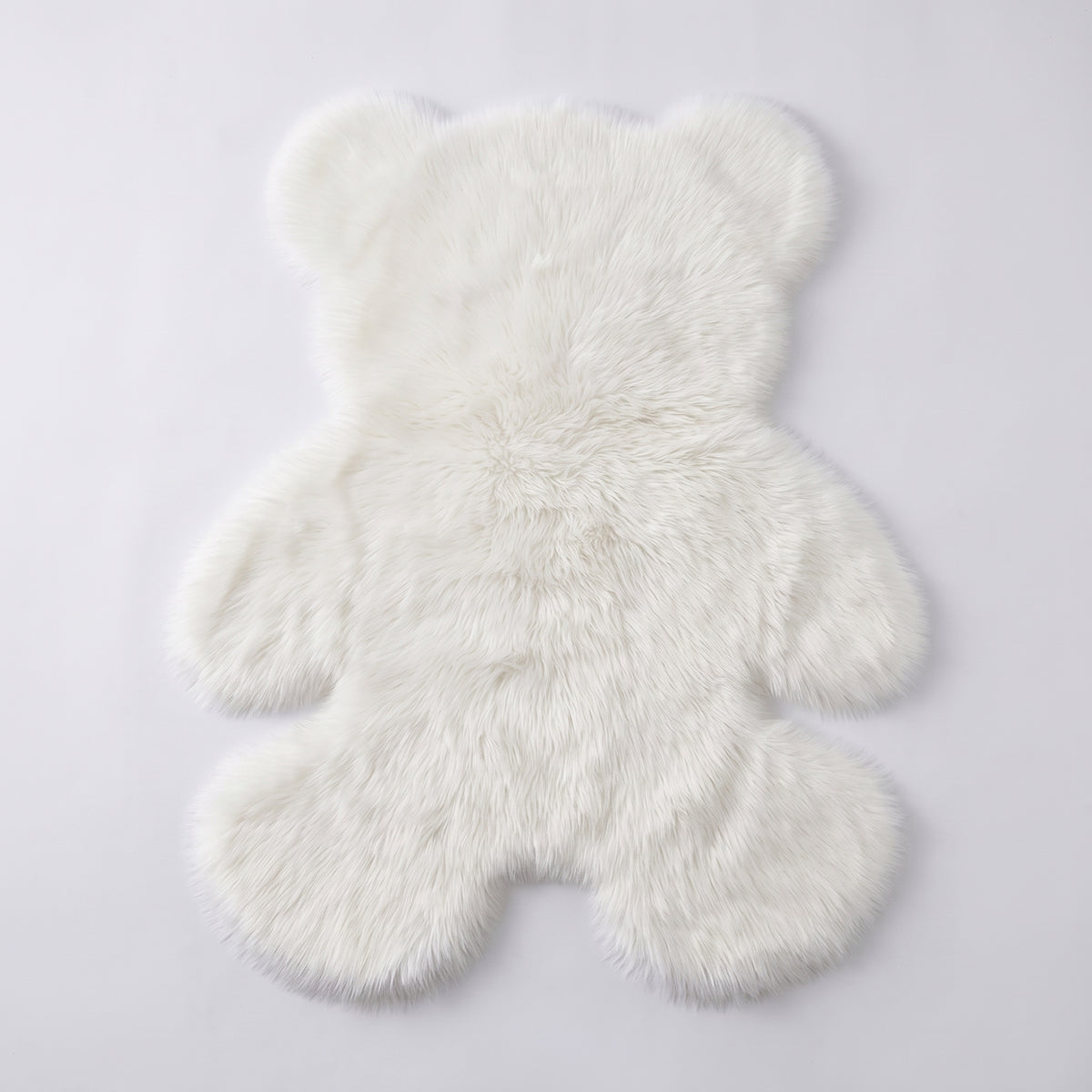 Tapis ourson en peluche blanc vu entier sur fond clair