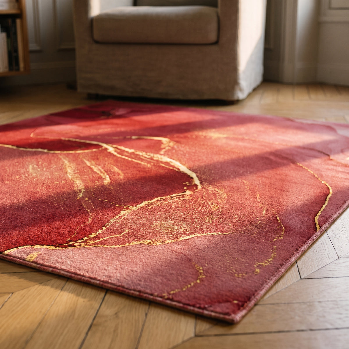 Gros plan sur la fibre et le veinage dore du tapis rouge