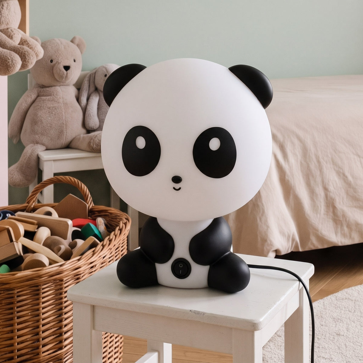 Veilleuse panda posée sur un tabouret dans une chambre d'enfant