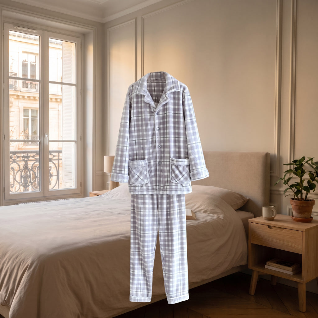 L'ensemble deux pièces vu en volume, veste boutonnée et pantalon aligné dessous