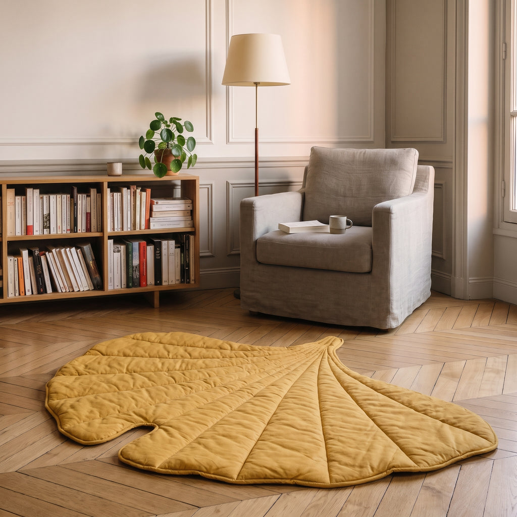 Tapis en forme de feuille jaune moutarde en éventail devant une bibliothèque