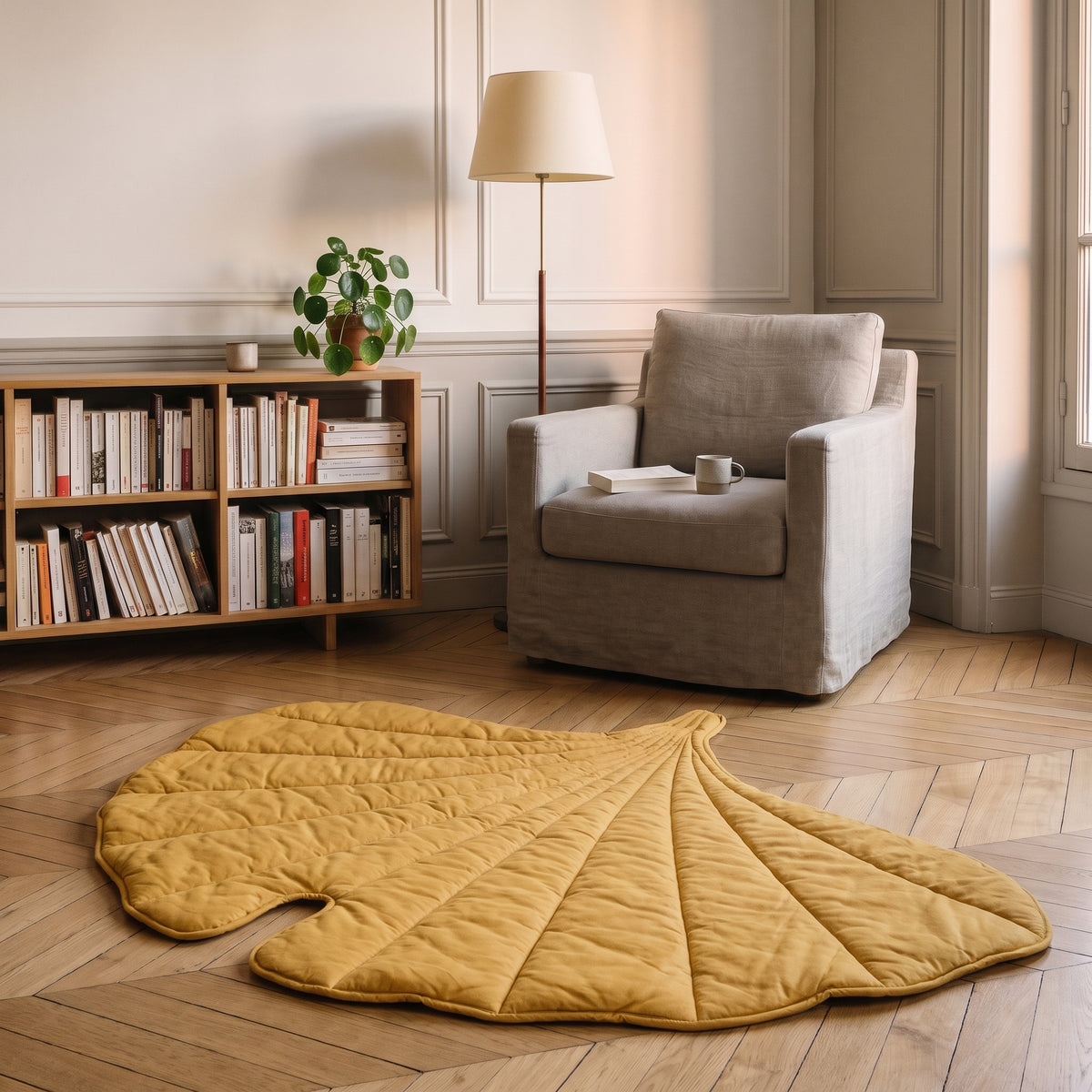 Tapis en forme de feuille jaune moutarde en éventail devant une bibliothèque