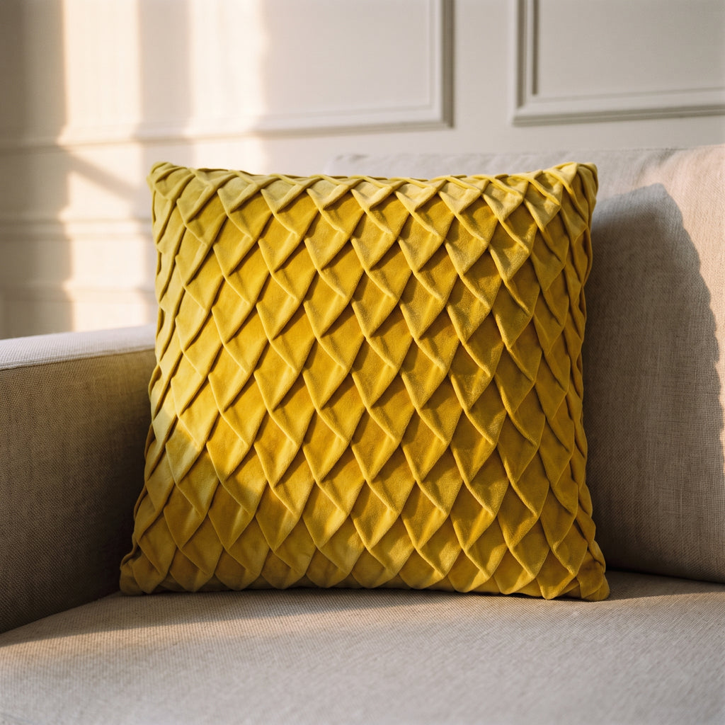 Housse de coussin en velours jaune moutarde à écailles, posée sur un canapé en tissu clair