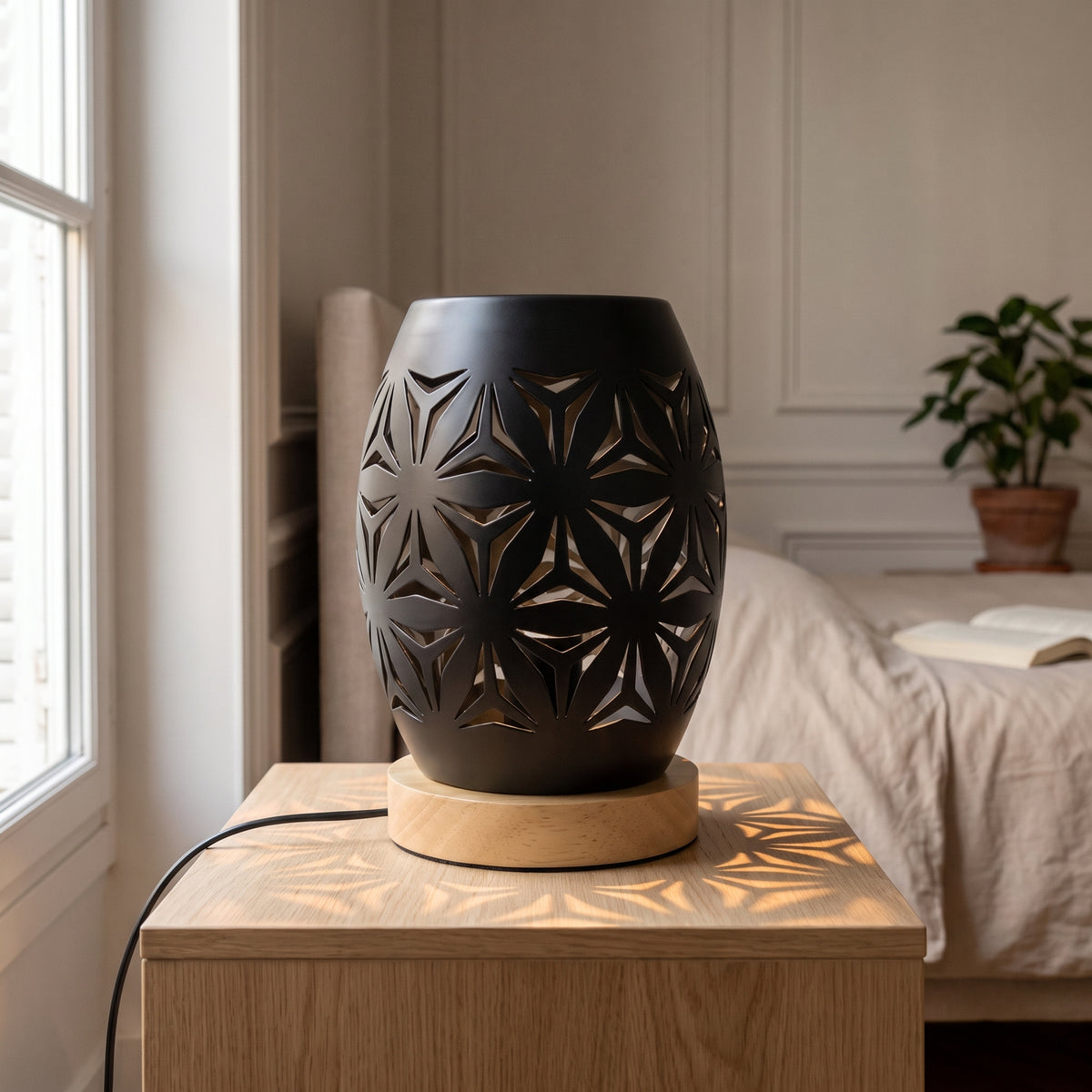 Lampe de chevet photophore en métal ajouré et socle bois, de face