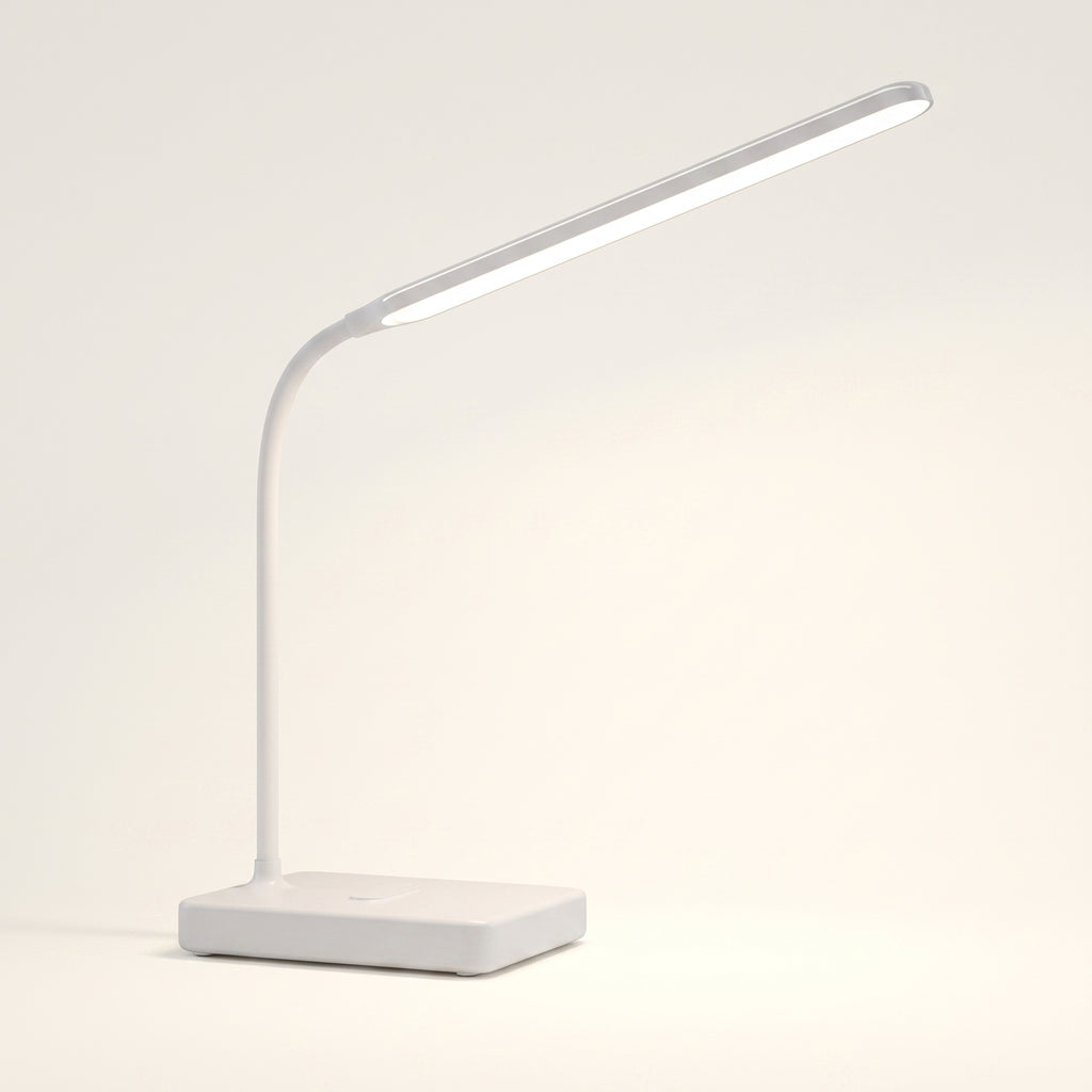 La lampe vue de trois quarts sur fond clair, socle plat et bras courbé