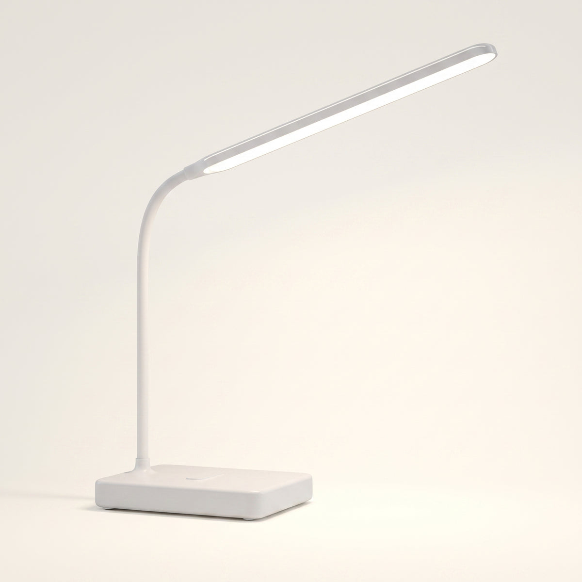 La lampe vue de trois quarts sur fond clair, socle plat et bras courbé