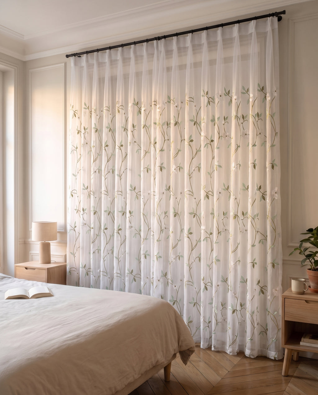 Voilage en tulle brodé vert tiré devant la baie vitrée d'une chambre