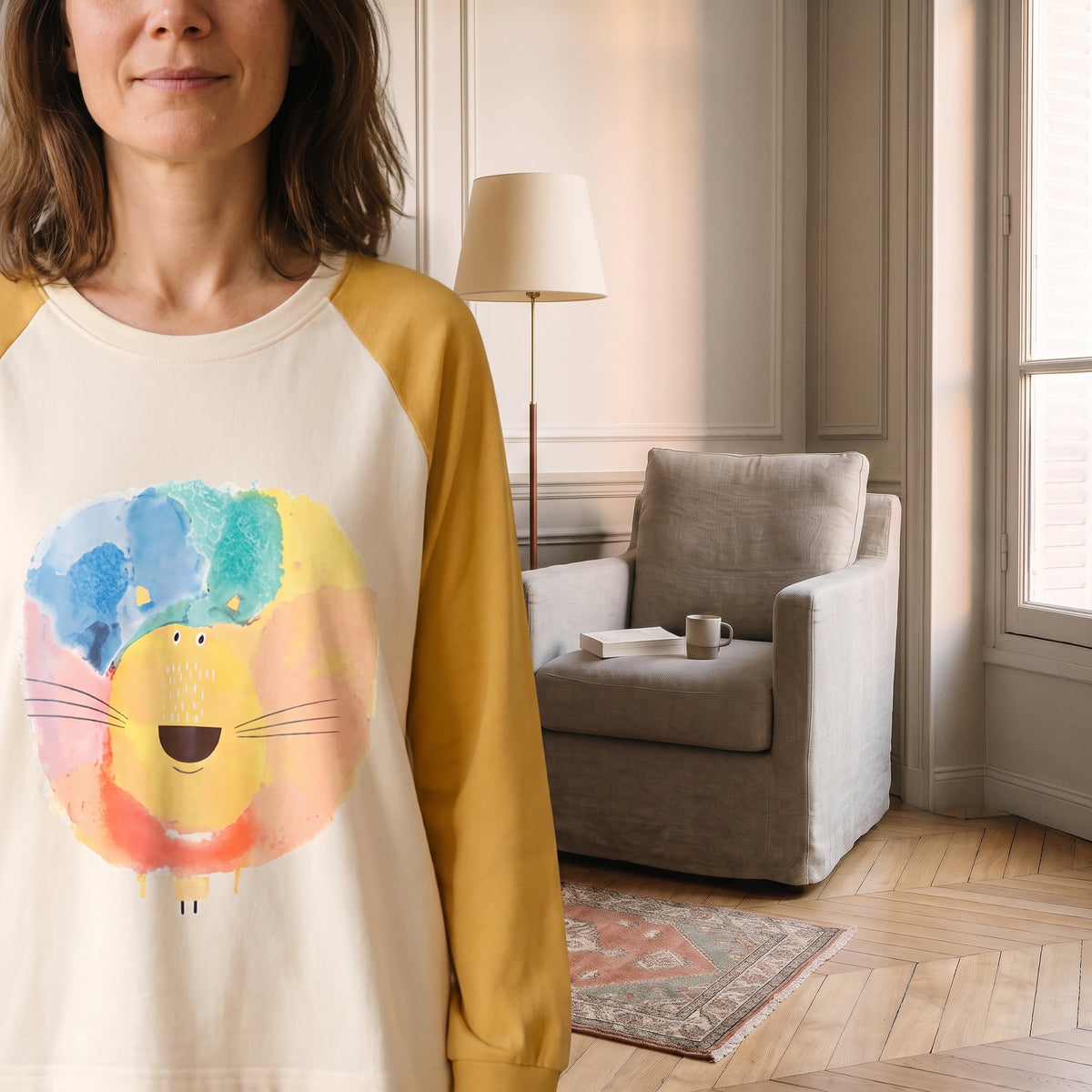 Gros plan du sweat-shirt de pyjama, lion aquarellé et manches raglan jaune moutarde