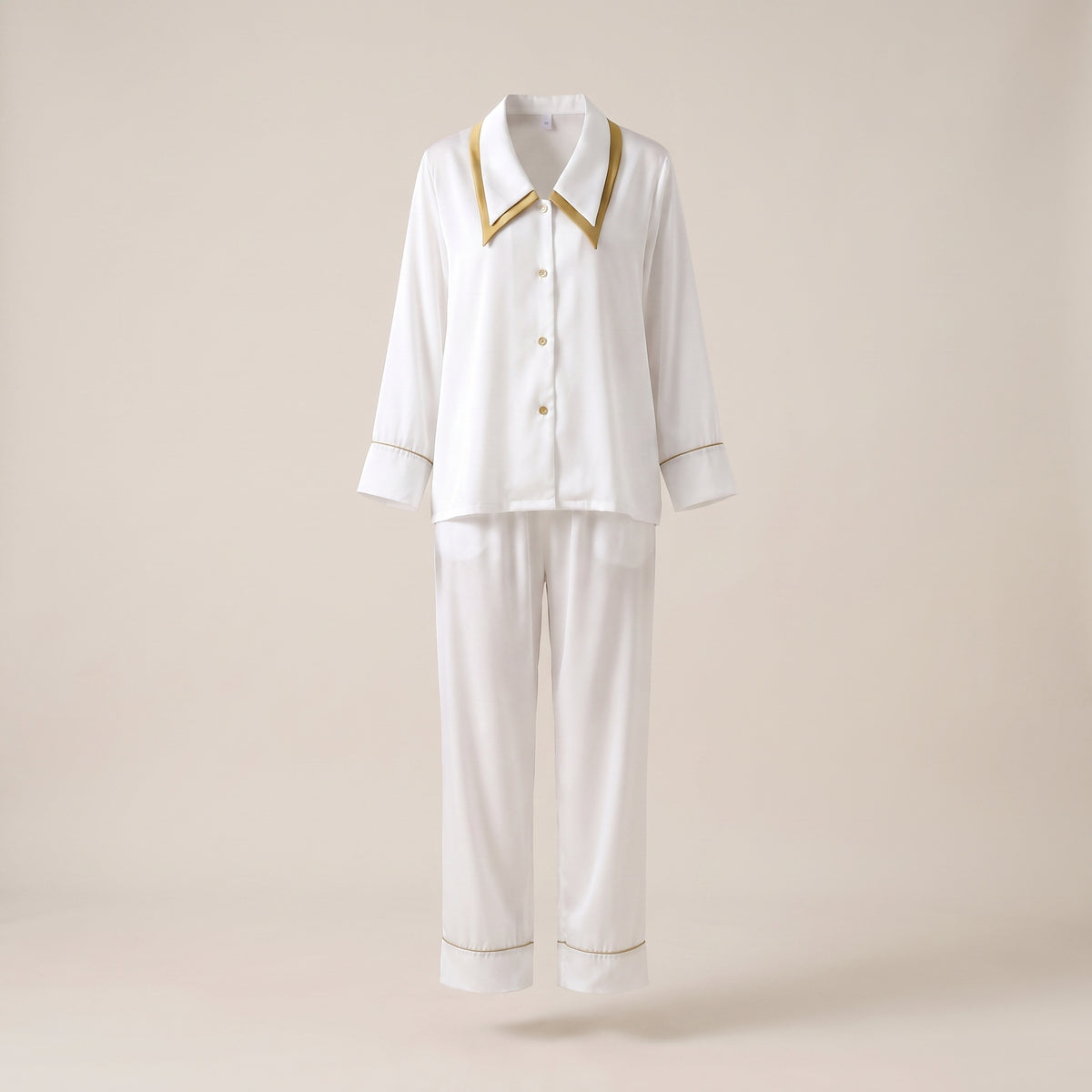 Pyjama en satin blanc à col bordé de moutarde, chemise et pantalon présentés sur mannequin invisible