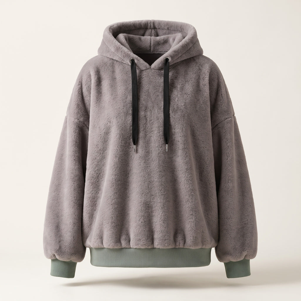 Le sweat peluche gris porte par un mannequin invisible, capuche relevee, cordon noir pendant et bord-cote vert sauge aux poignets et en bas