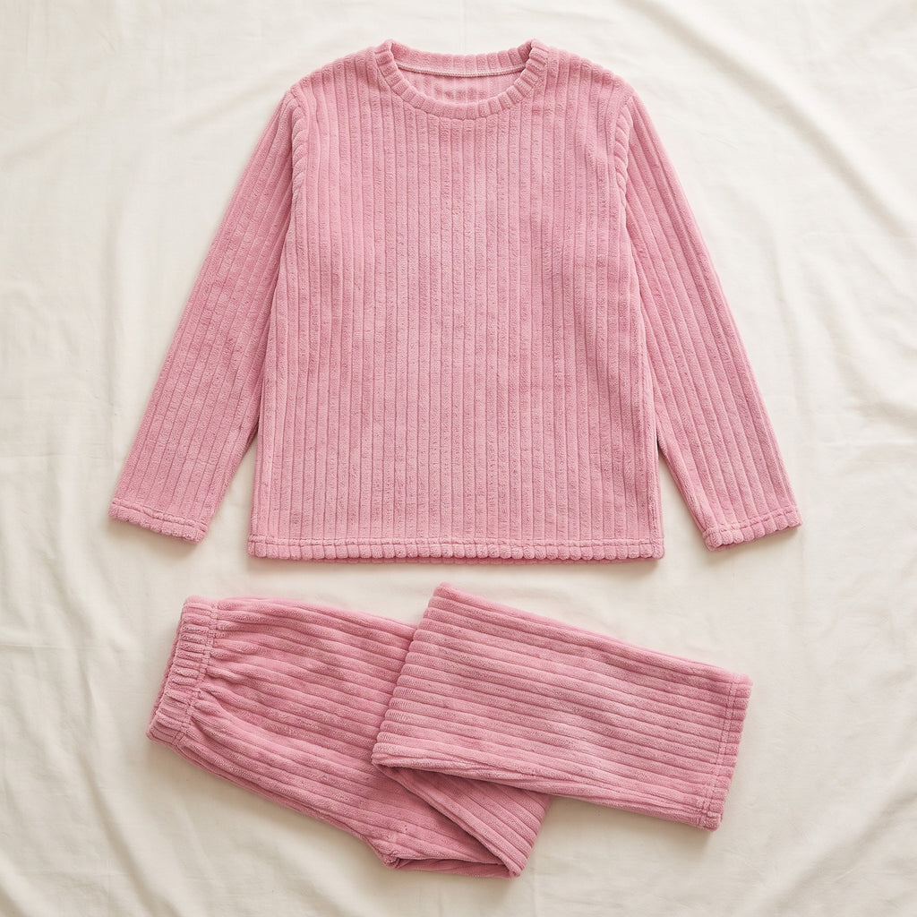 Ensemble pyjama en velours côtelé vieux rose posé à plat, haut et pantalon