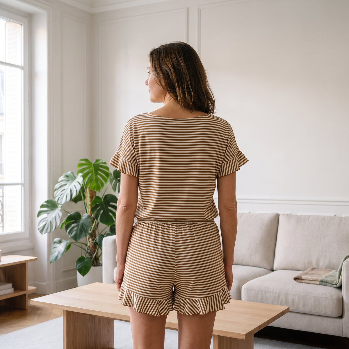 Dos de l'ensemble pyjama d'été à rayures beiges porté par une femme