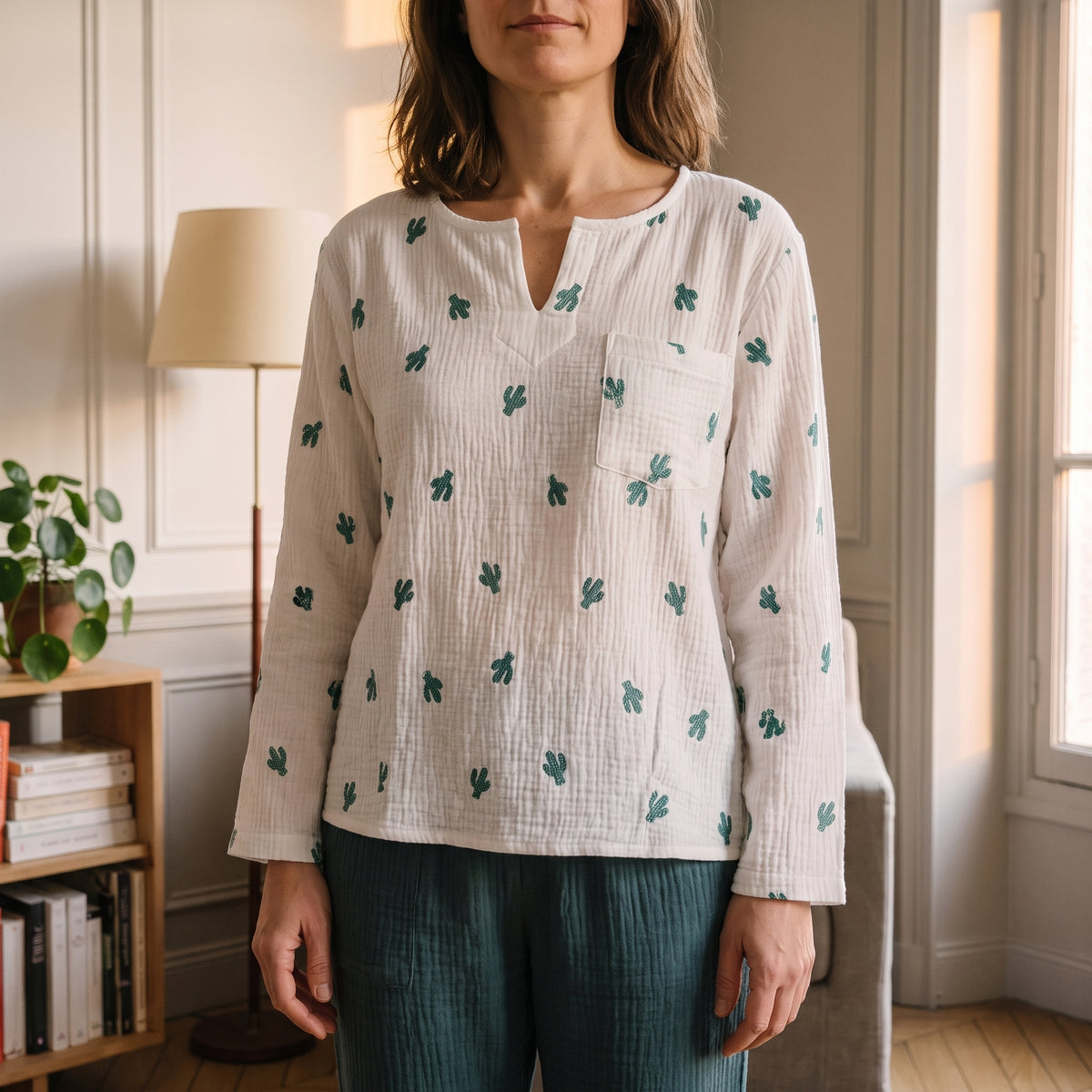 Buste du pyjama blanc porté, encolure fendue, poche plaquée et cactus brodés