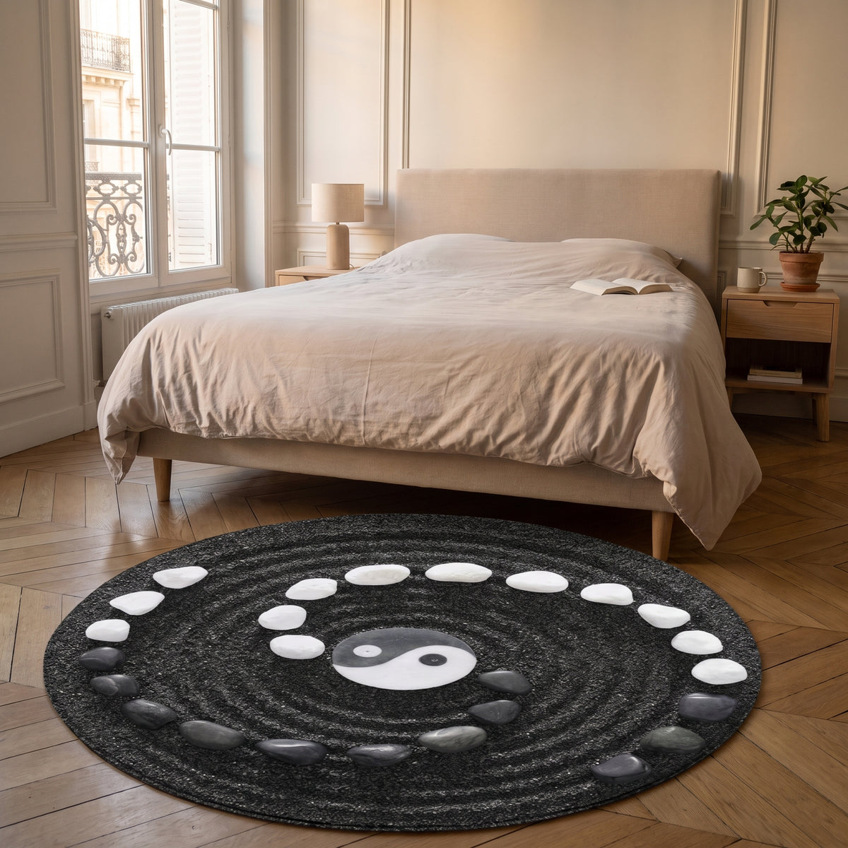 Tapis rond zen noir et blanc, motif yin yang et galets, déroulé au pied du lit d'une chambre