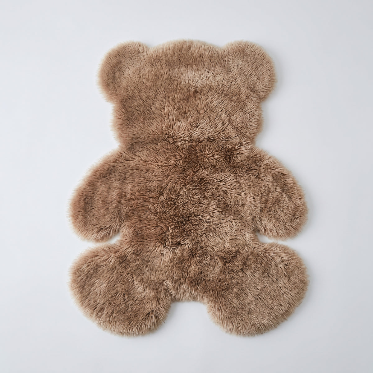 Tapis ourson en peluche marron vu entier sur fond clair