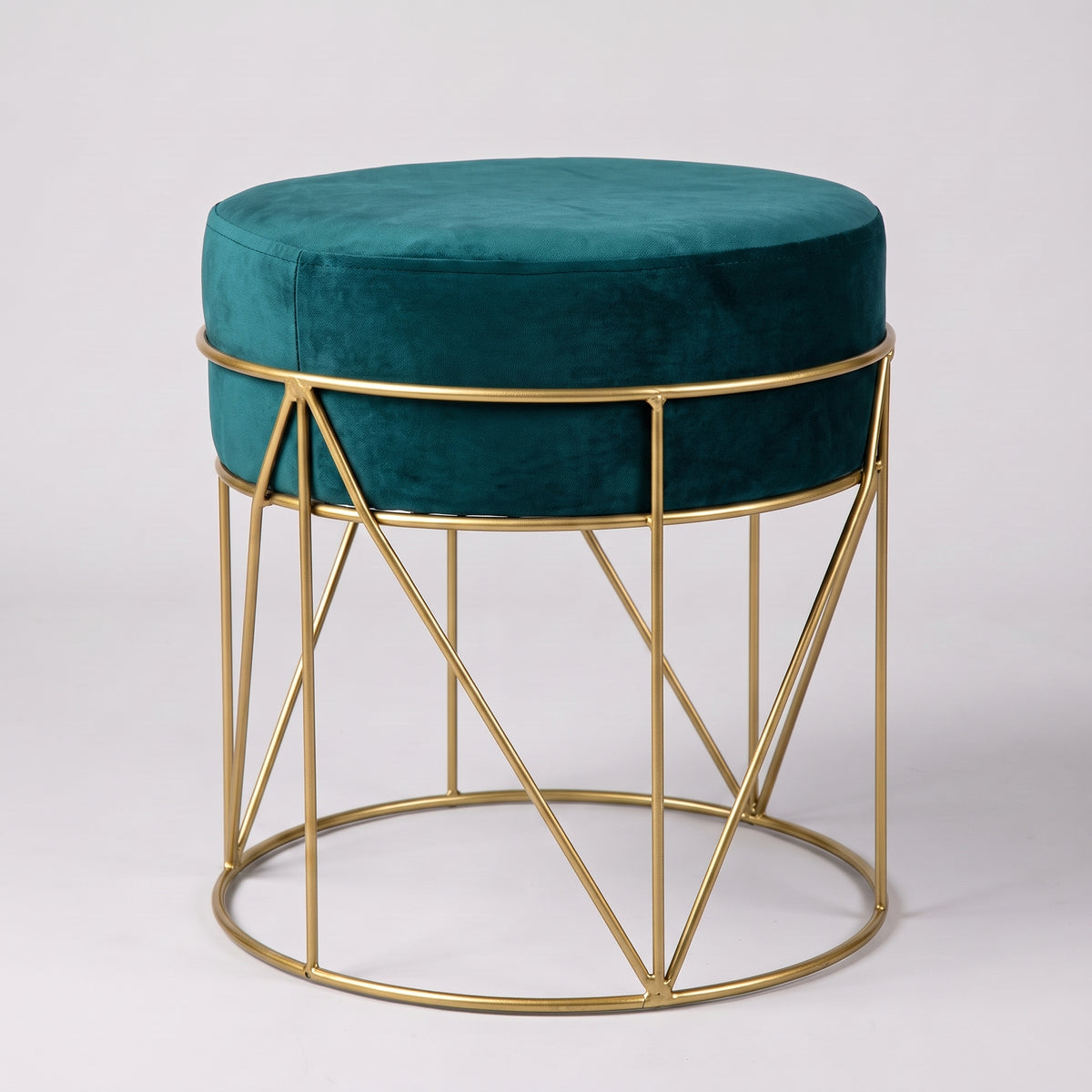 Pouf rond en velours vert sapin et piètement de métal doré, vu de trois quarts sur fond clair