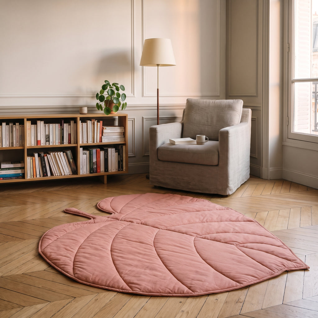 Tapis en forme de feuille rose posé sur le parquet d'un coin lecture