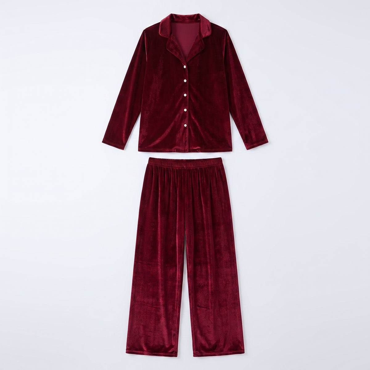 Ensemble pyjama en velours rouge bordeaux posé à plat, chemise et pantalon vus du dessus
