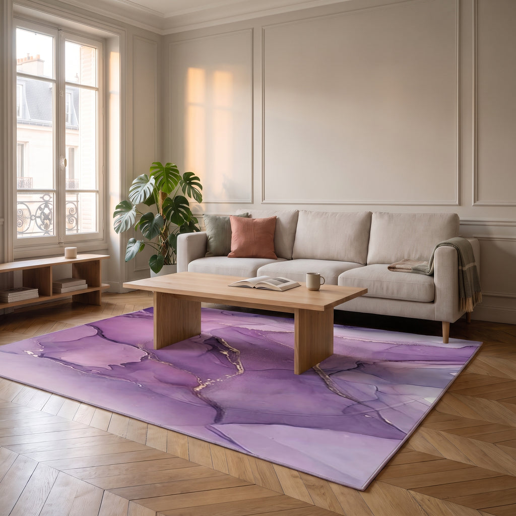 Tapis abstrait violet dans un salon clair