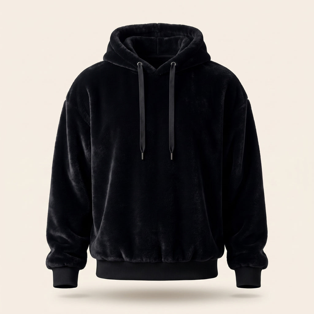 Le sweat peluche noir porte par un mannequin invisible, capuche relevee, cordon plat noir a embouts metalliques et bord-cote au bas et aux poignets