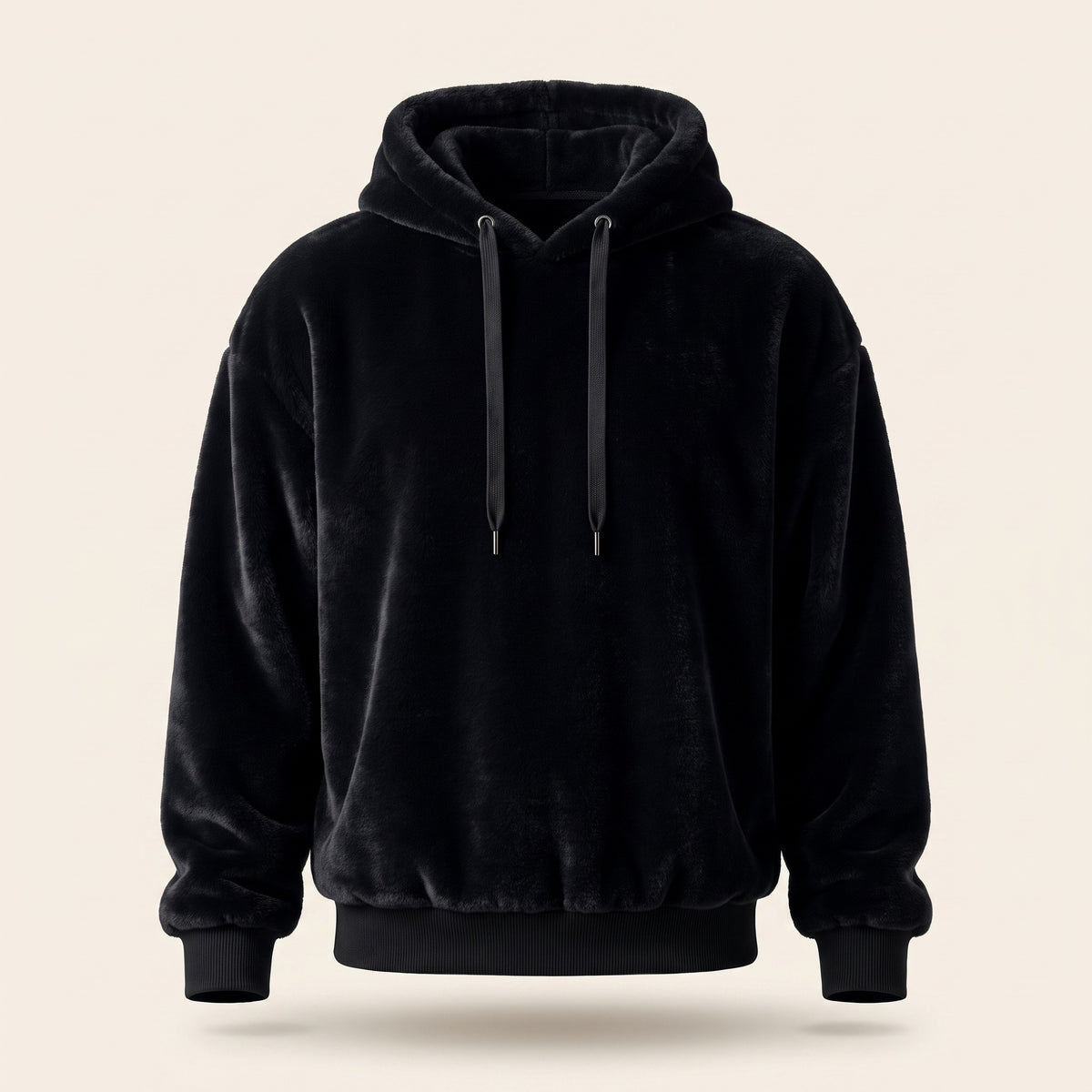 Le sweat peluche noir porte par un mannequin invisible, capuche relevee, cordon plat noir a embouts metalliques et bord-cote au bas et aux poignets