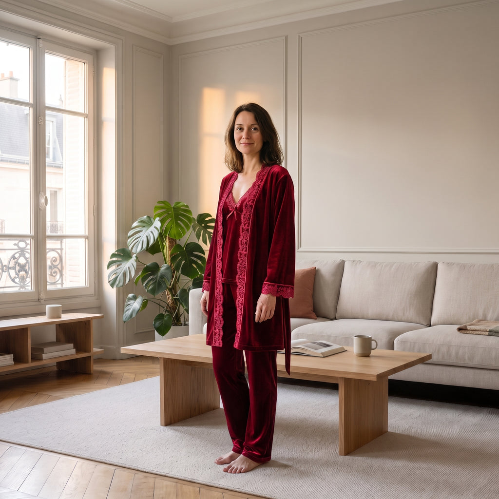 Pyjama en velours femme rouge à dentelle ton sur ton porté debout dans un salon