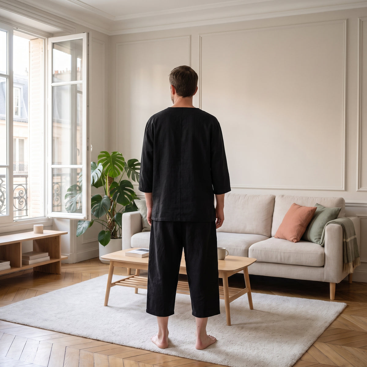 Ensemble d'été homme noir vu de dos devant la fenêtre