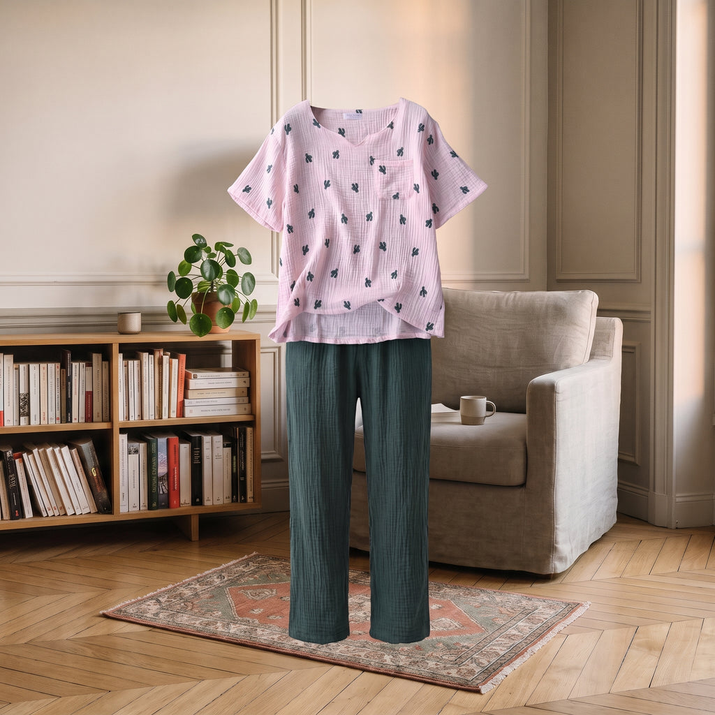 Pyjama d'été rose présenté sans corps, t-shirt et pantalon de face