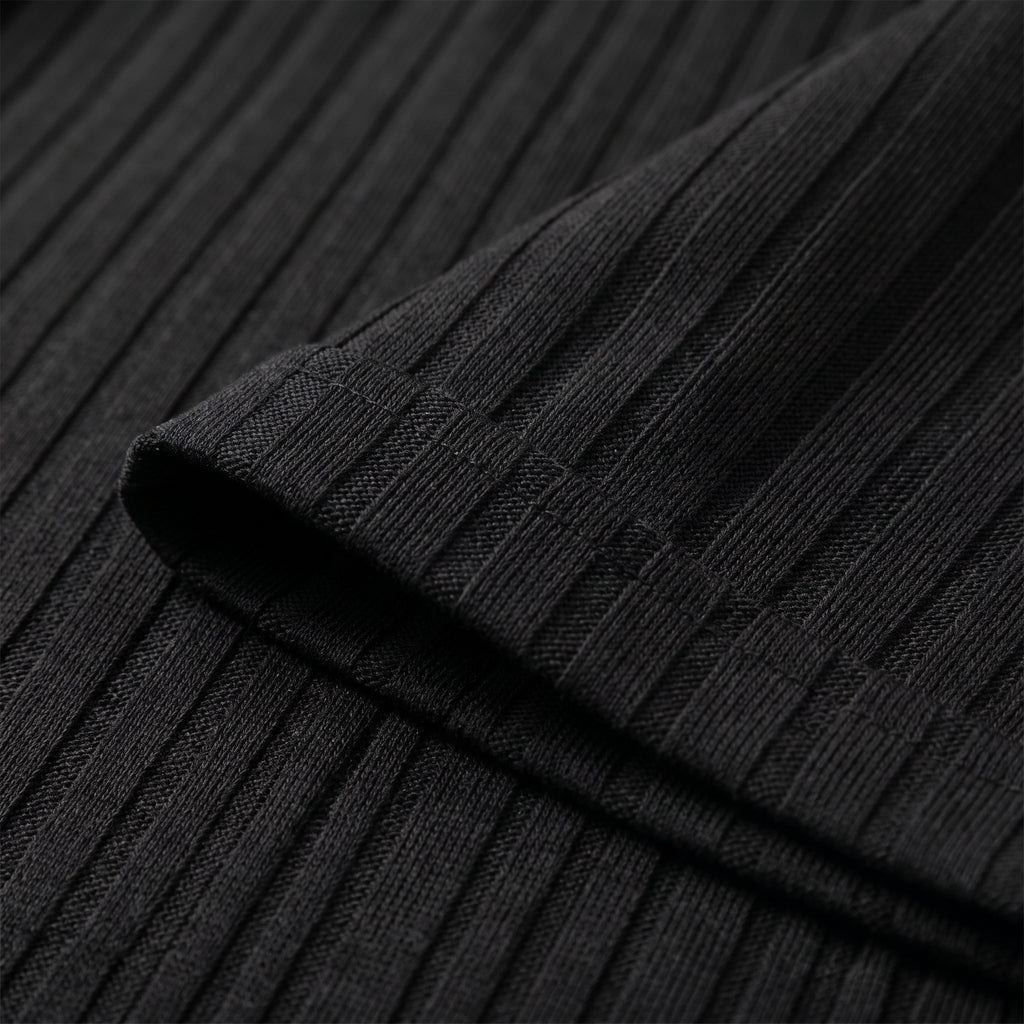Gros plan des fines nervures verticales du tissu plissé noir