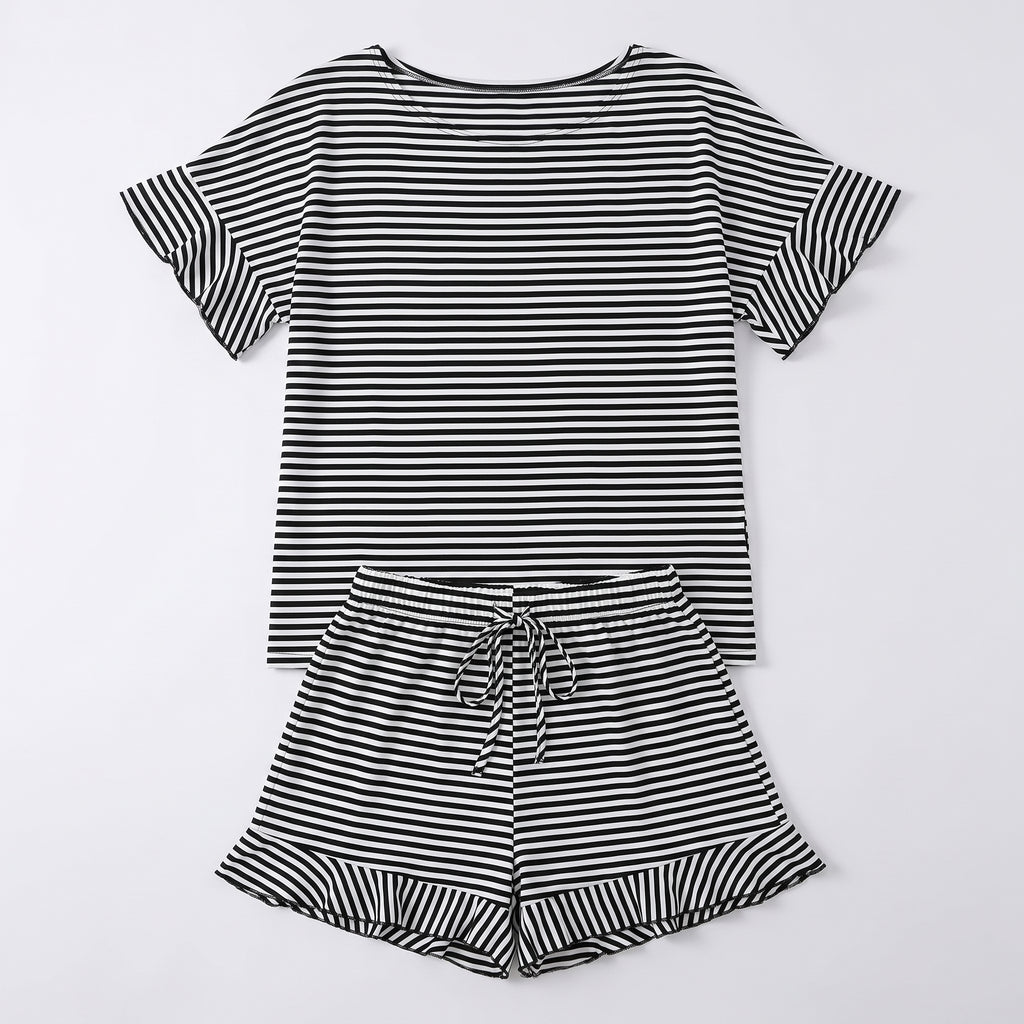 T-shirt et short de pyjama à rayures noires posés à plat