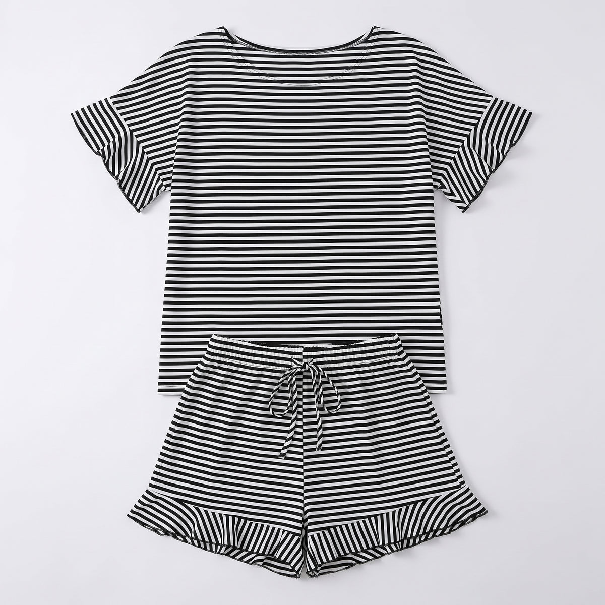 T-shirt et short de pyjama à rayures noires posés à plat