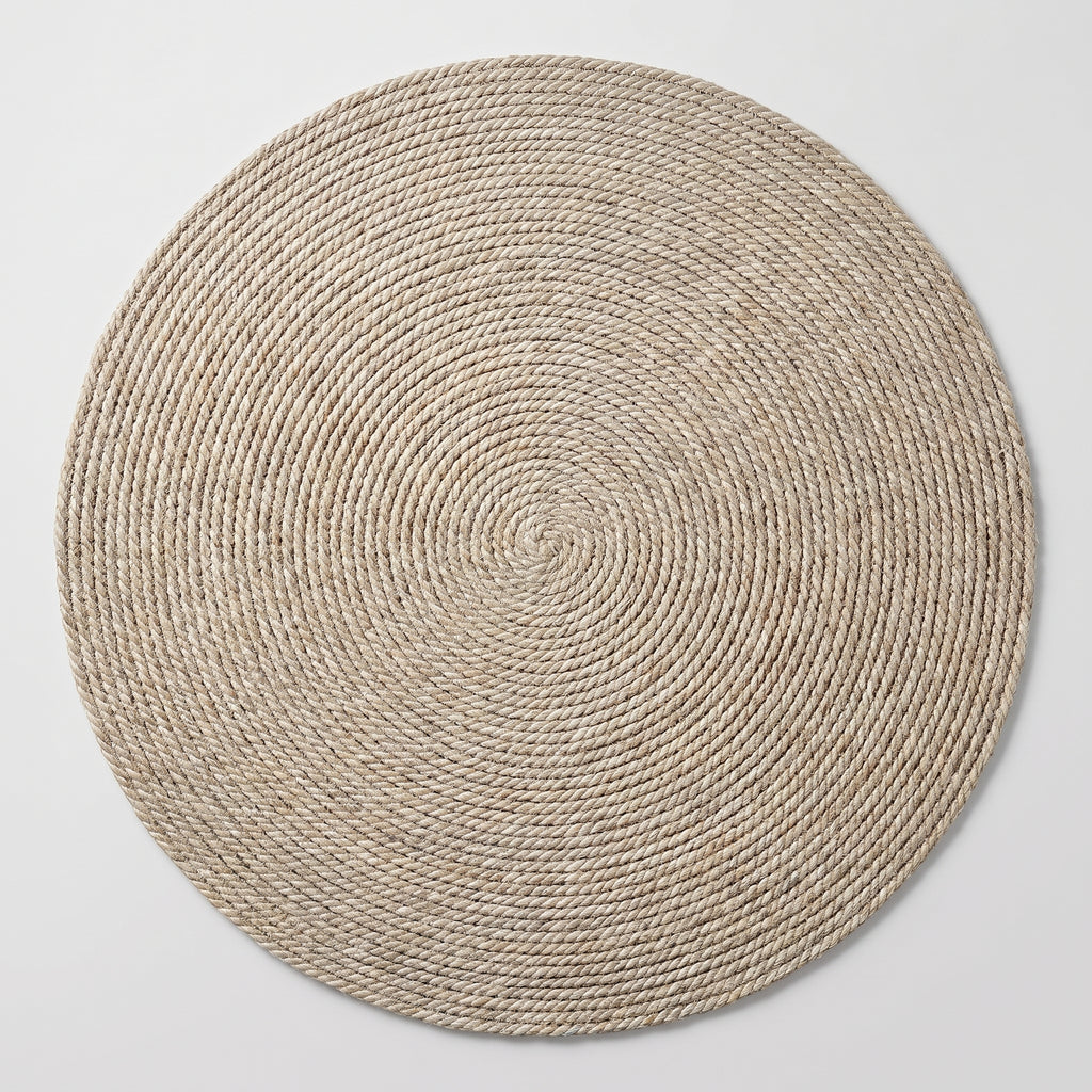 Tapis rond en sisal beige clair vu du dessus, entier, sur un fond clair