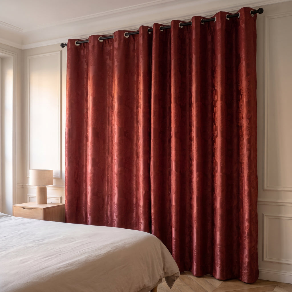 Rideau occultant gaufré rouge brique, pans fermés dans une chambre