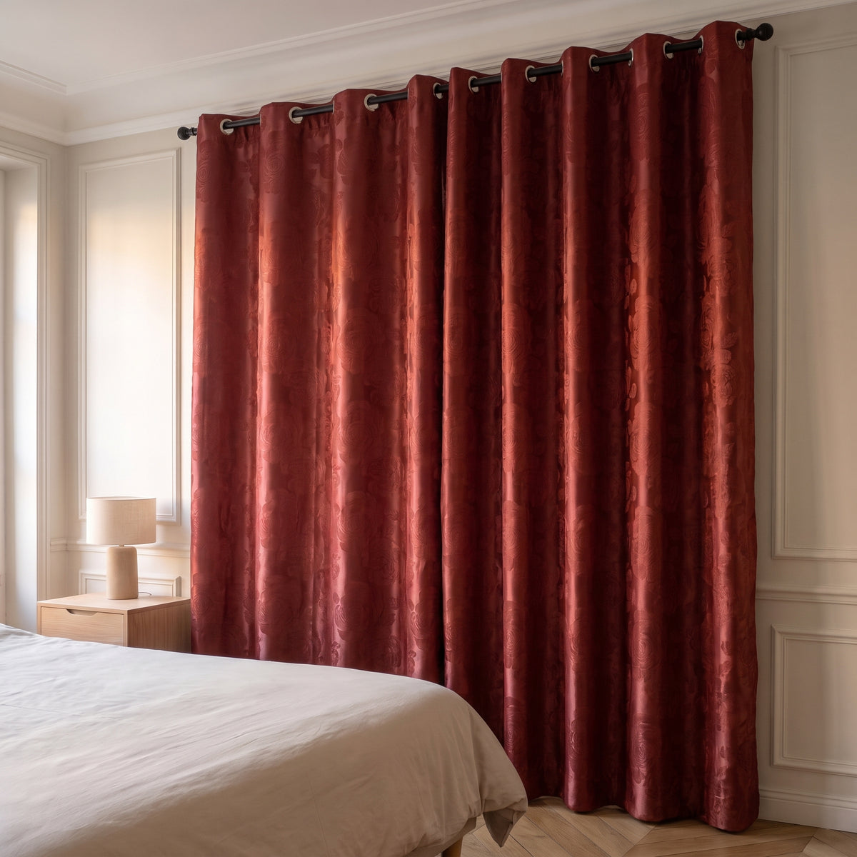 Rideau occultant gaufré rouge brique, pans fermés dans une chambre