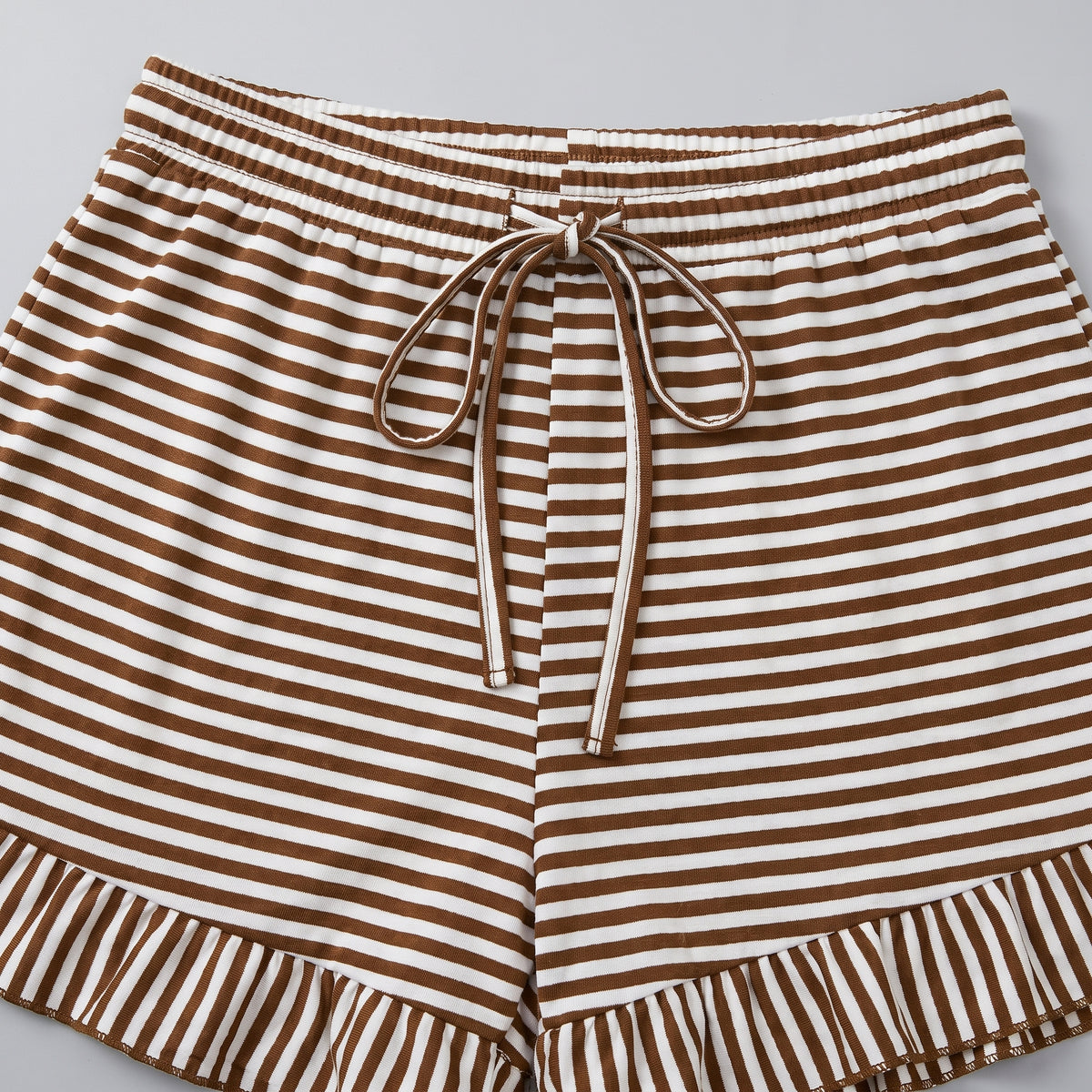 Ceinture à cordon et ourlet à volant du short de pyjama à rayures beiges