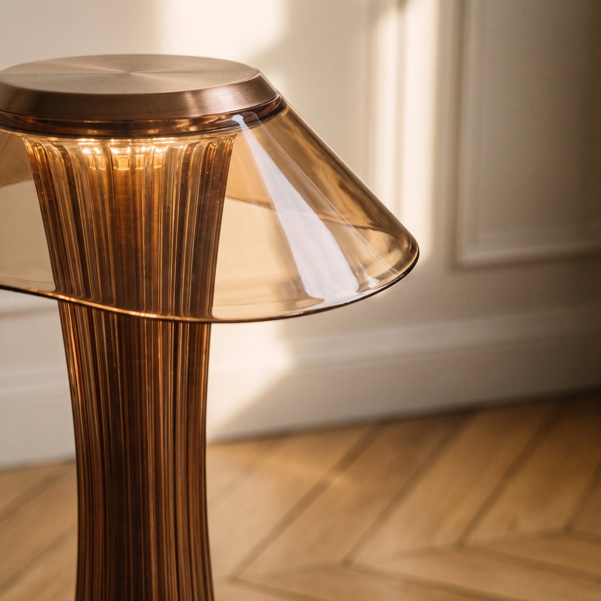 Détail de l'abat-jour translucide de la lampe rose doré