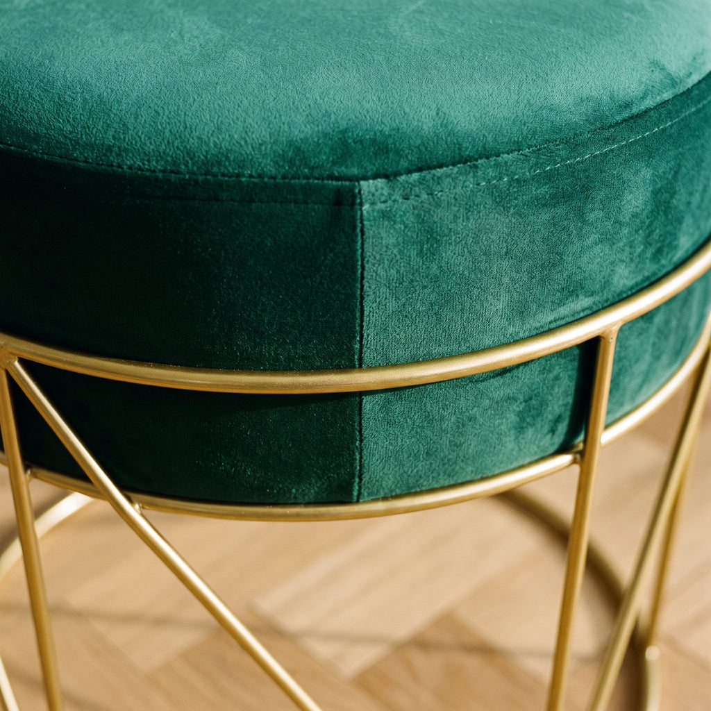 Bord du coussin de velours vert sapin et anneau de métal doré, vus de près