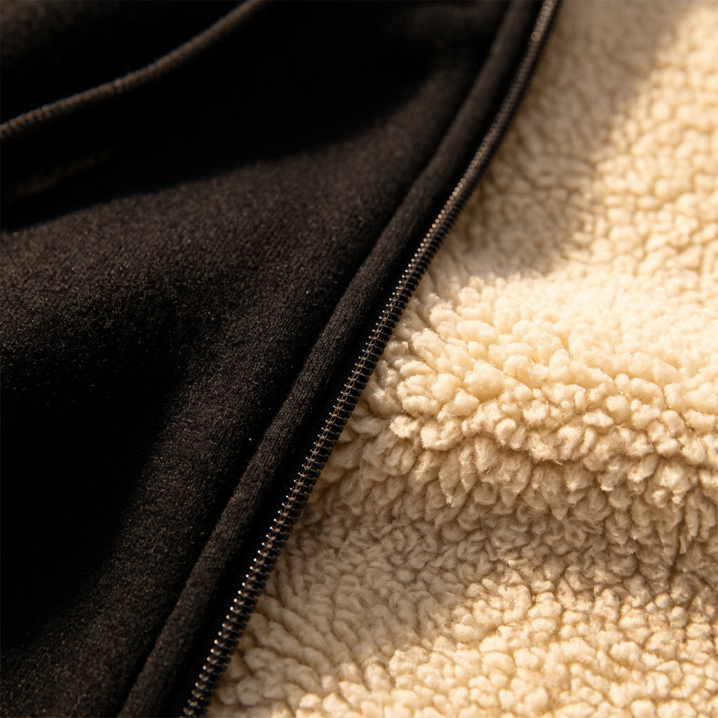 Doublure polaire crème et molleton noir de la veste, en gros plan