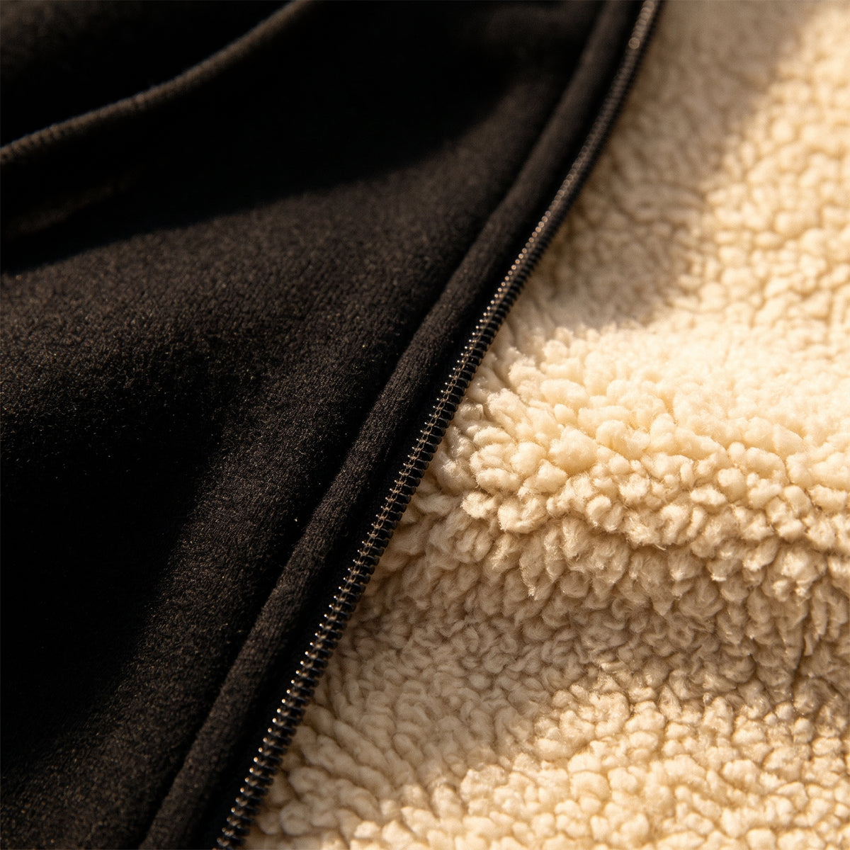 Doublure polaire crème et molleton noir de la veste, en gros plan
