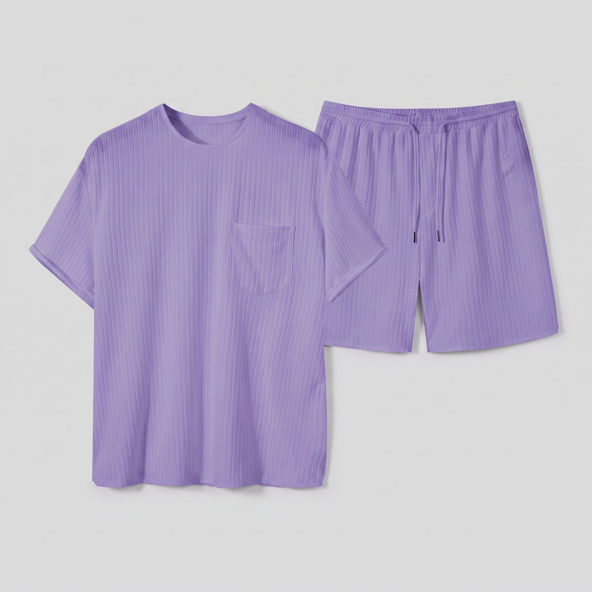 Ensemble t-shirt et short lilas étalé à plat et vu du dessus