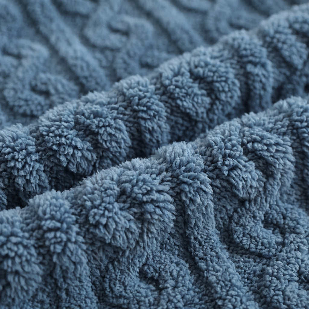 Gros plan sur la peluche à torsades bleue