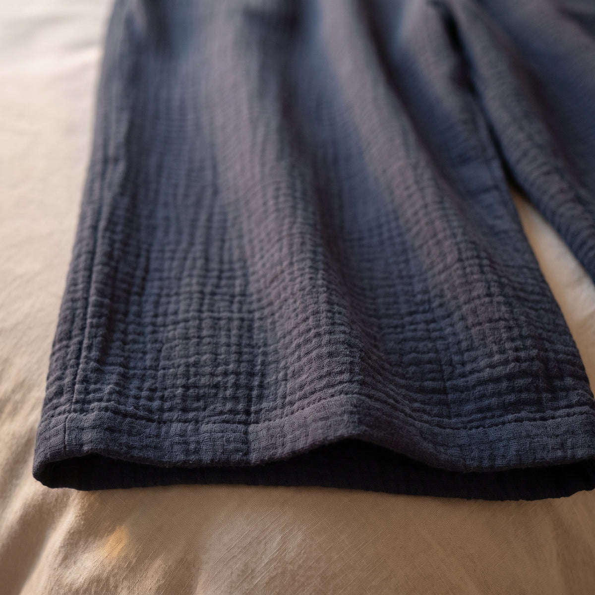 Ourlet et grain gaufré de la gaze de coton bleu marine du pantalon d'intérieur homme