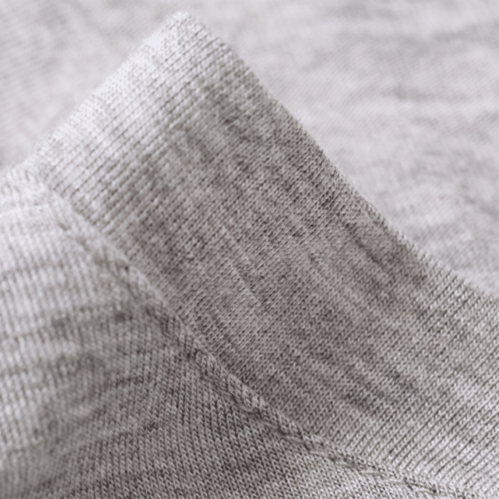Gros plan de la maille de viscose gris chiné du pyjama d'été