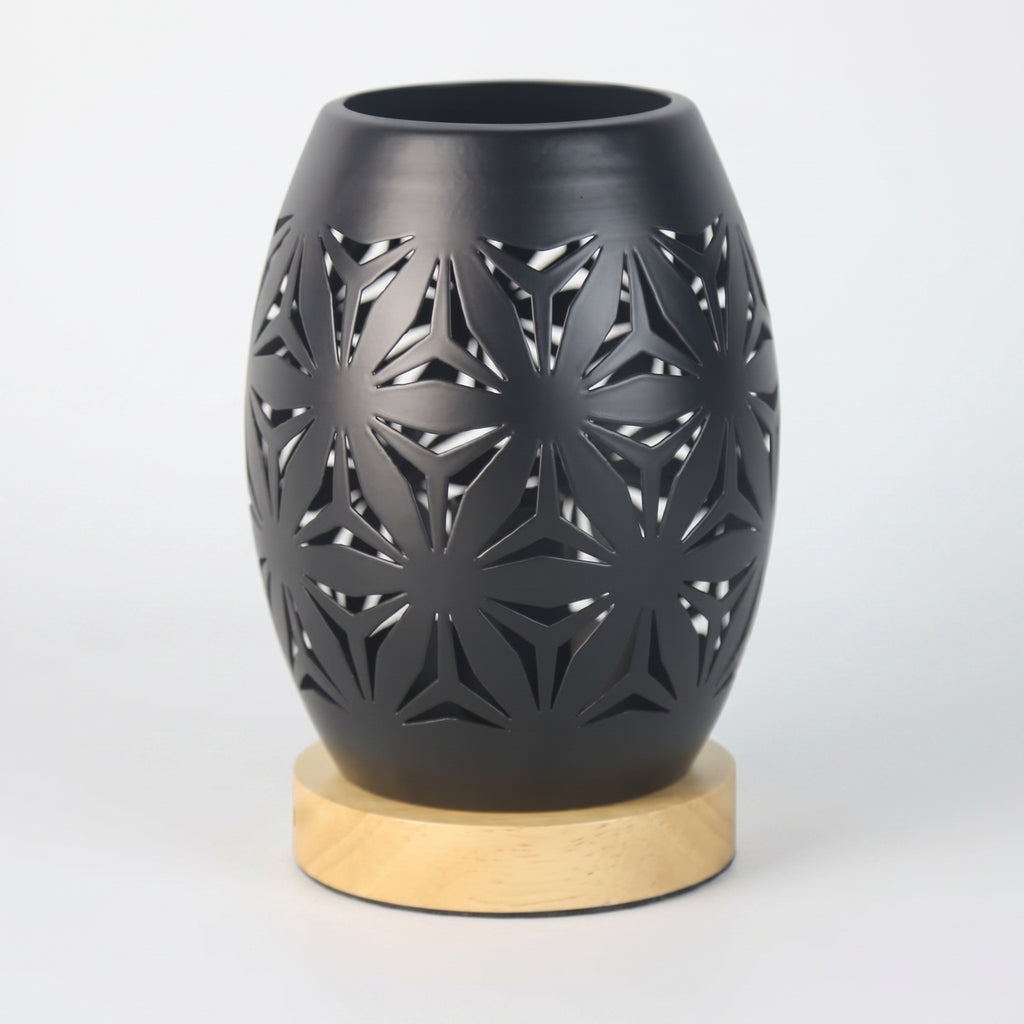 Lampe de chevet photophore en métal ajouré et socle bois, vue de face sur fond clair