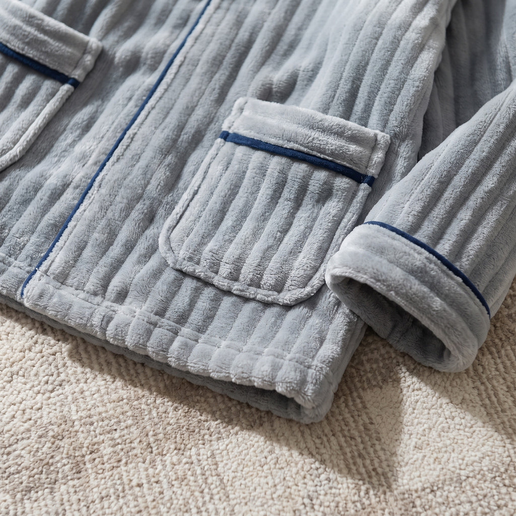 Poche plaquée et liseré bleu marine du pyjama en peluche gris